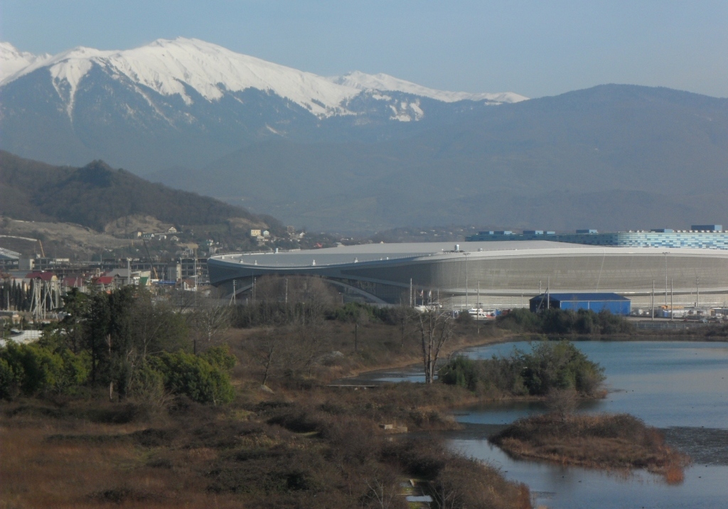 Olimpiai Falu tava háttérben az ADLER Arénával